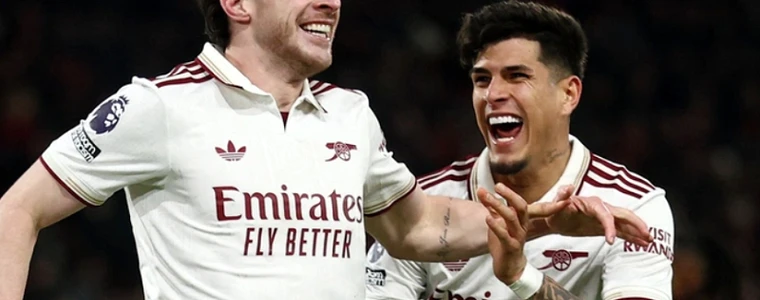 Cúp Community Shield đặt trên sân cỏ xứ Wales với hai màu áo đỏ Arsenal và xanh Man City hai bên trước trận Siêu cúp Anh 2026